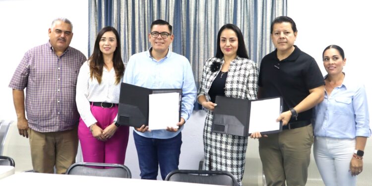 Firma de un convenio de colaboración con el Sistema Estatal DIF