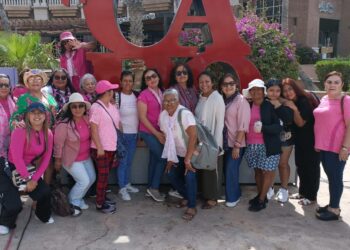 Womens Wellnes Foundation, ofreció un paseo por la Bahía de Cabo San Lucas y avistamiento del arco a 23 mujeres que han logrado vencer esta enfermedad.