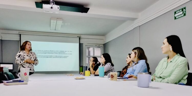 IMPARTEN CURSO EN DERECHOS HUMANOS A PERSONAL DEL CEA