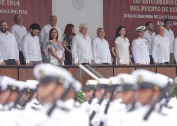 ASISTE GOBERNADOR DE BCS A CEREMONIA DEL 110 ANIVERSARIO DE LA DEFENSA PATRIÓTICA DE VERACRUZ