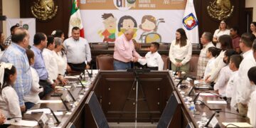 RECIBE GOBERNADOR DE BCS, A INTEGRANTES DEL PRIMER GABINETE LEGAL INFANTIL