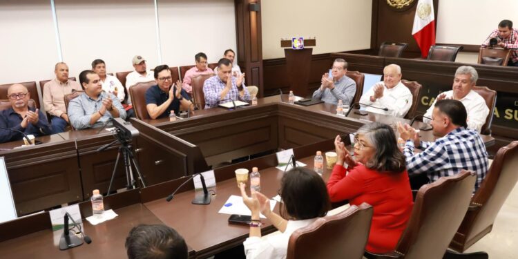 FIRMAN GOBERNADOR DE BCS Y LÍDERES SINDICALES, AUMENTO SALARIAL PARA TRABAJADORES DEL SERVICIO PÚBLICO