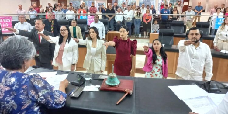 Rinden protesta diputadas y diputados suplentes en el Congreso de BCS