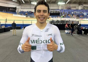 VA CICLISTA RICARDO PEÑA POR PLAZA OLÍMPICA A CANADÁ