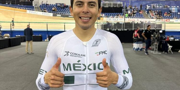 VA CICLISTA RICARDO PEÑA POR PLAZA OLÍMPICA A CANADÁ