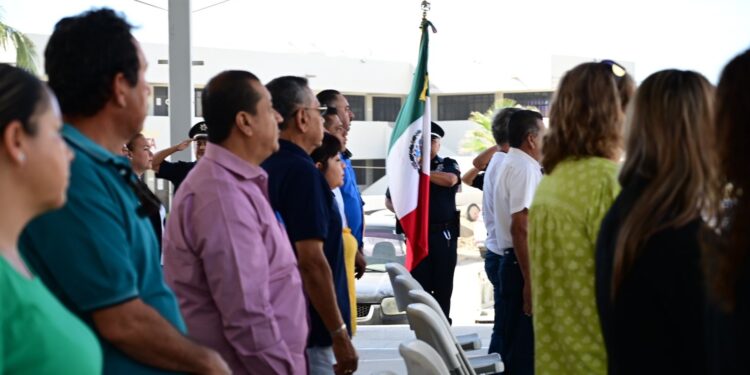 Autoridades delegacionales realizaron la ceremonia cívica, que estuvo a cargo del personal de la Coordinación del Instituto de la Juventud del Municipio de Los Cabos (INJUVE)