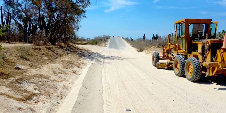 Continuo mantenimiento que realiza el Gobierno Municipal a través de la Coordinación Delegacional de Servicios Públicos, mejorando con ello la movilidad y conectividad entre las comunidades y rancherías.
