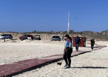 Campaña de limpieza en la playa con certificación Blue Flag
