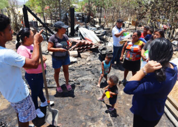 Inició la atención a dos familias afectadas por un incendio que consumió por completo sus viviendas