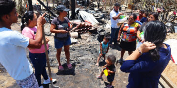 Inició la atención a dos familias afectadas por un incendio que consumió por completo sus viviendas
