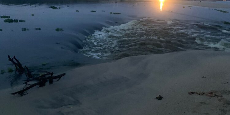 De manera natural se abrió la bocana del Estero de San José del Cabo