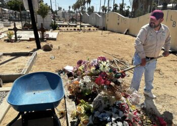 Labores de deshierbe, retiro de basura y ramas en los diversos cementerios del municipio de Los Cabos