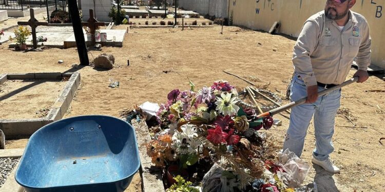 Labores de deshierbe, retiro de basura y ramas en los diversos cementerios del municipio de Los Cabos