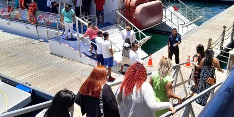 En un día especial de reconocimiento, trabajadoras de la Delegación de Cabo San Lucas del Gobierno de Los Cabos, fueron celebradas con un paseo en barco
