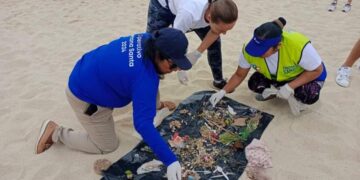 Jornada de limpieza en la playa 8 Cascadas