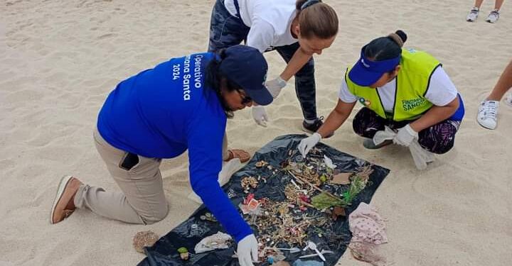 Jornada de limpieza en la playa 8 Cascadas