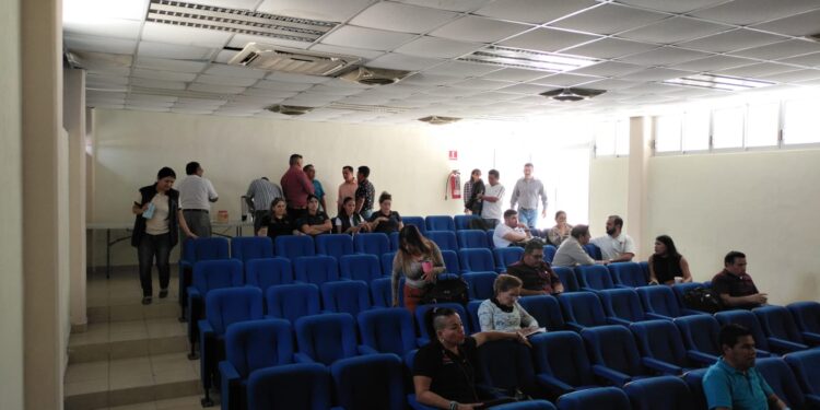 Personal de la Dirección Municipal de Salud impartió una charla informativa a personal docente