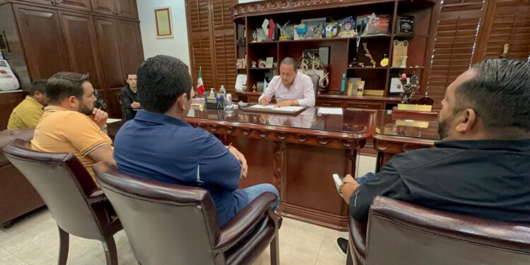 Autoridades municipales, atendieron este jueves a personal de la Cruz Roja Mexicana