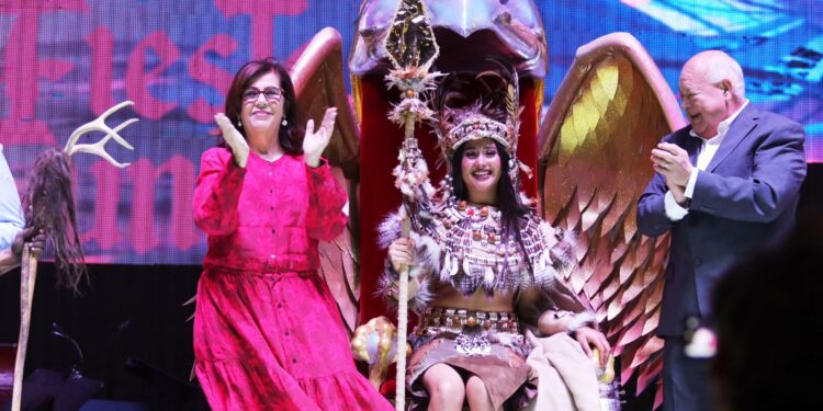 Coronan a Rosy I como Reina Calafia de las Fiestas de Fundación de La Paz 2024