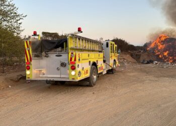 Trabajan elementos del Cuerpo de Bomberos de San José del Cabo y Protección Civil para apagar el incendio en la delegación de Santiago