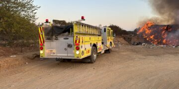 Trabajan elementos del Cuerpo de Bomberos de San José del Cabo y Protección Civil para apagar el incendio en la delegación de Santiago