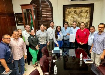 Ante notario público, el alcalde Oscar Leggs Castro formalizó la donación de un terreno a favor del Sindicato de Burócratas ubicado en San José del Cabo