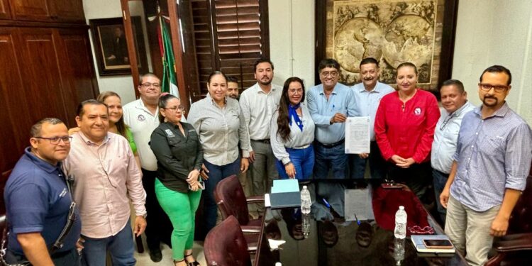 Ante notario público, el alcalde Oscar Leggs Castro formalizó la donación de un terreno a favor del Sindicato de Burócratas ubicado en San José del Cabo