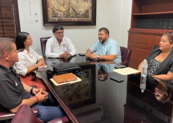 El alcalde Oscar Leggs Castro recibió en el Palacio Municipal a la representante de la Secretaría de Desarrollo Agrario, Territorial y Urbano en Baja California Sur, Silvia María del Carmen Salas Cariño