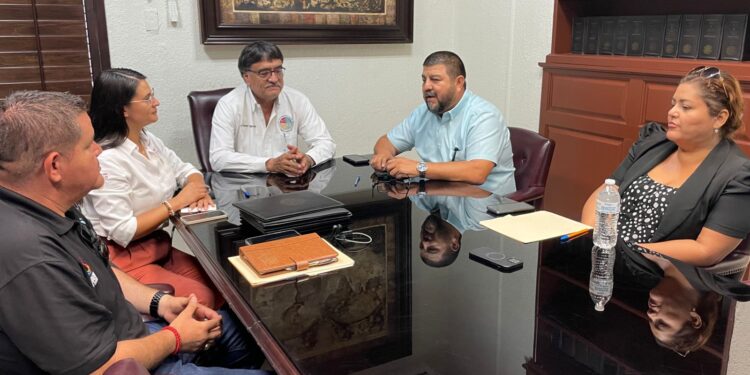 El alcalde Oscar Leggs Castro recibió en el Palacio Municipal a la representante de la Secretaría de Desarrollo Agrario, Territorial y Urbano en Baja California Sur, Silvia María del Carmen Salas Cariño