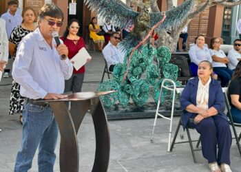 El presidente municipal Oscar Leggs Castro encabezó los honores a la bandera nacional en la explanada de Palacio Municipal