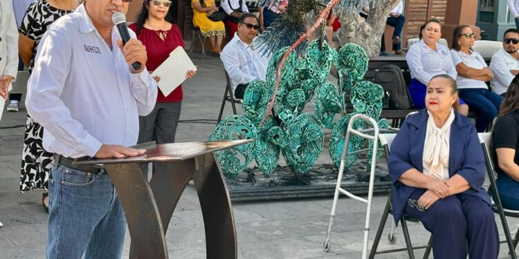 El presidente municipal Oscar Leggs Castro encabezó los honores a la bandera nacional en la explanada de Palacio Municipal