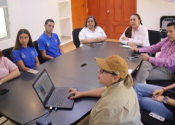 La presidenta honoraria del SMDIF Los Cabos, Flora Aguilar de Leggs, y el director general Sergio Armando Sánchez Lizárraga, sostuvieron una reunión con representantes del Rancho La Cuadra Erre.