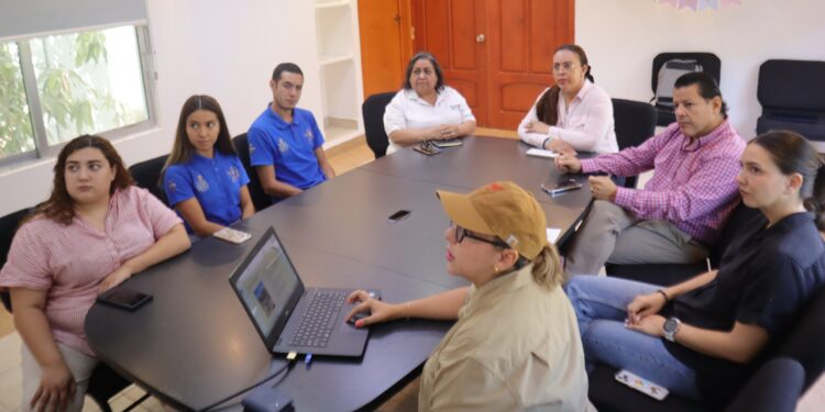 La presidenta honoraria del SMDIF Los Cabos, Flora Aguilar de Leggs, y el director general Sergio Armando Sánchez Lizárraga, sostuvieron una reunión con representantes del Rancho La Cuadra Erre.