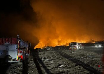 Dirección Municipal de Protección Civil y elementos del H. Cuerpo de Bomberos trabajaron para sofocar el incendio ocurrido este martes a las 21:00 horas en el Relleno Sanitario de Palo Escopeta en San José del Cabo