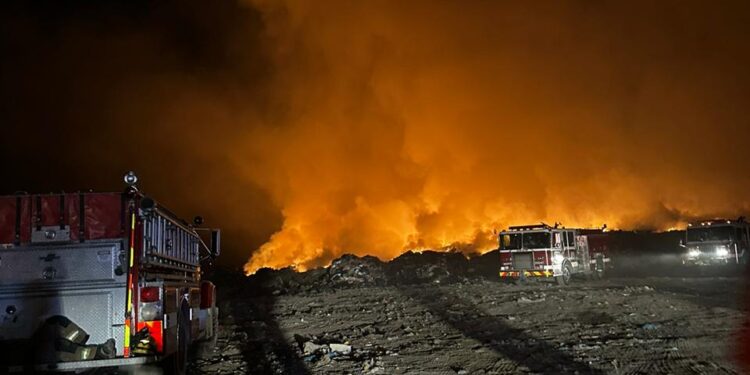 Dirección Municipal de Protección Civil y elementos del H. Cuerpo de Bomberos trabajaron para sofocar el incendio ocurrido este martes a las 21:00 horas en el Relleno Sanitario de Palo Escopeta en San José del Cabo