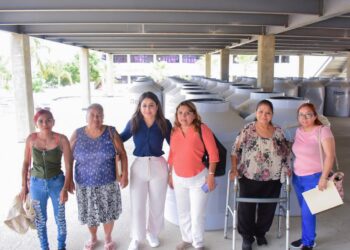 Se beneficiaron 33 familias con la entrega de tinacos.