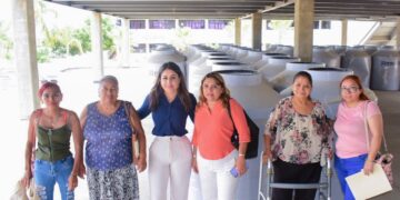 Se beneficiaron 33 familias con la entrega de tinacos.
