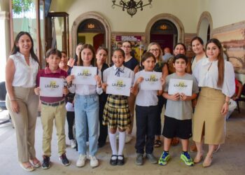 Se entregaron 12 apoyos económicos a quienes integran el Cabildo Infantil para la adquisición de equipos de cómputo.