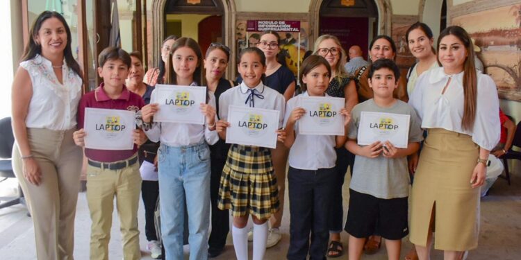 Se entregaron 12 apoyos económicos a quienes integran el Cabildo Infantil para la adquisición de equipos de cómputo.