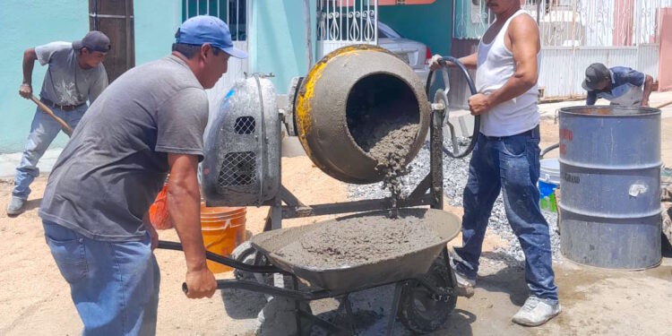 Oscar Leggs Castro, ha puesto puntual atención a las solicitudes que interponen las diversas instituciones educativas de la localidad en lo que se refiere al mantenimiento, rehabilitación y mejoras en infraestructura