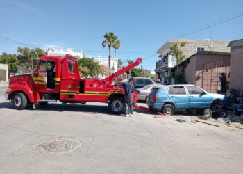 La Dirección de Tránsito Municipal, retira vehículos chatarra en estado de abandono