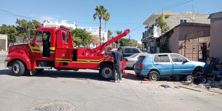La Dirección de Tránsito Municipal, retira vehículos chatarra en estado de abandono