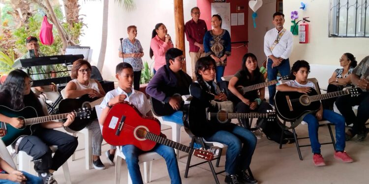 Agradece a integrantes de la Escuela de Música del Centro de Desarrollo Comunitario de la colonia Vista Hermosa los momentos de alegría que llevaron a las personas adultas mayores