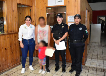 La directora municipal del área Dina Margarita de La Paz Araiza  recientemente, brindó la ayuda a una madre y su hijo
