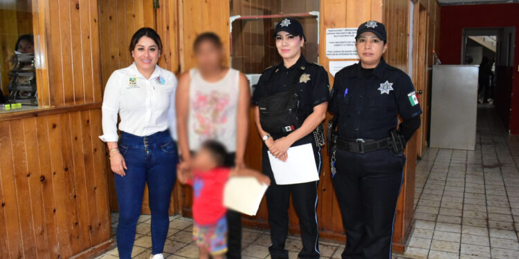 La directora municipal del área Dina Margarita de La Paz Araiza  recientemente, brindó la ayuda a una madre y su hijo