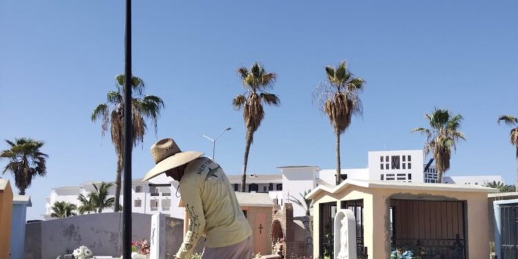 Labores de limpieza y retiro de maleza en todos los panteones del municipio