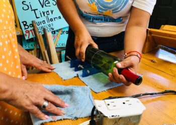 Continúa impartiendo los eco talleres dedicados al uso creativo del material reciclado