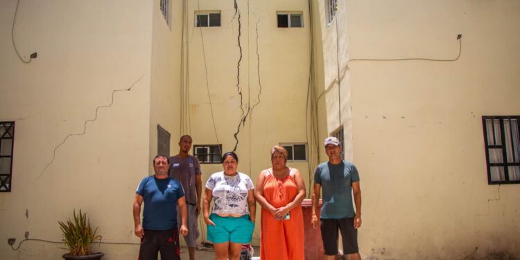 Preocupa a vecinos grietas en edificios de La Paz 