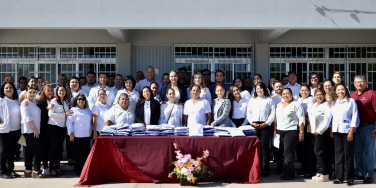 ENTREGAN UNIFORMES A PERSONAL DE ICATEBCS