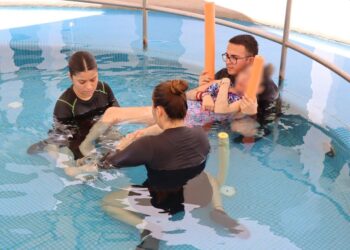 OFRECEN REHABILITACIÓN A TRAVÉS DE LA HIDROTERAPIA A BENEFICIARIOS CON DISCAPACIDAD DE CASA DE DÍA